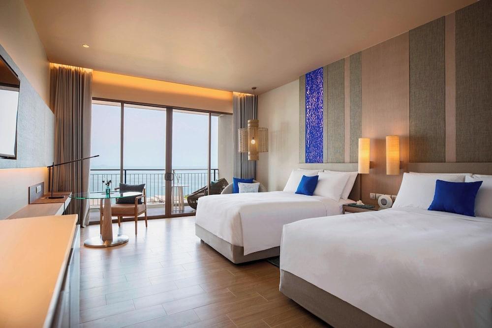Renaissance Pattaya Resort & Spa Room Type - Basic Room, 2 Twin Beds, Balcony, Sea View (Balcony)