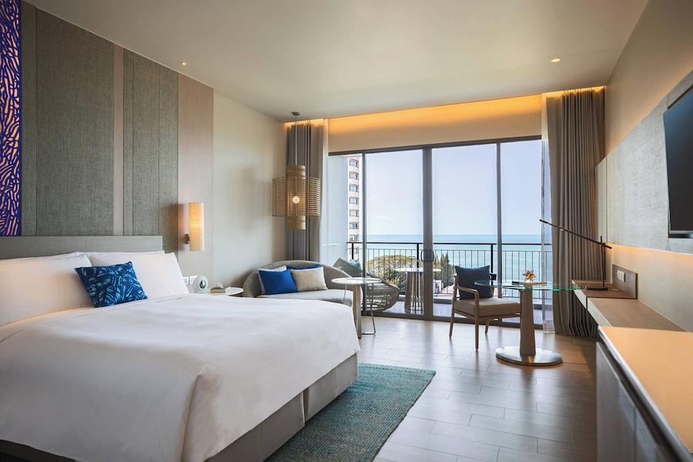Renaissance Pattaya Resort & Spa Room Type - Room, 1 King Bed, Balcony, Sea View (Balcony)