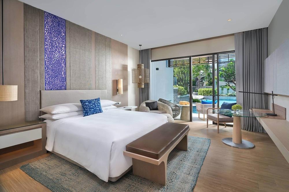 Renaissance Pattaya Resort & Spa Room Type - Comfort Studio, 1 Bedroom, Balcony (View, Poolside)