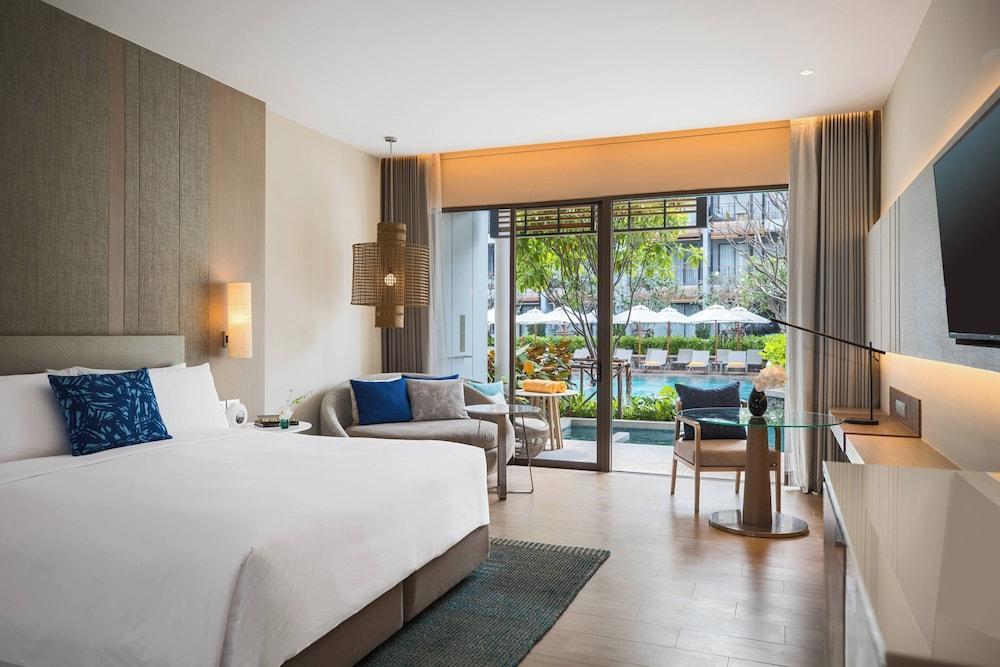 Renaissance Pattaya Resort & Spa Room Type - Room, 1 King Bed, Pool Access, Poolside (View)