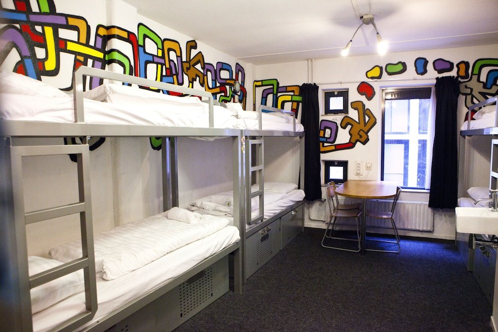 St Christophers Inn Amsterdam The Winston Room Type - Bed in a 8-Person Mixed Dormitory Ensuite