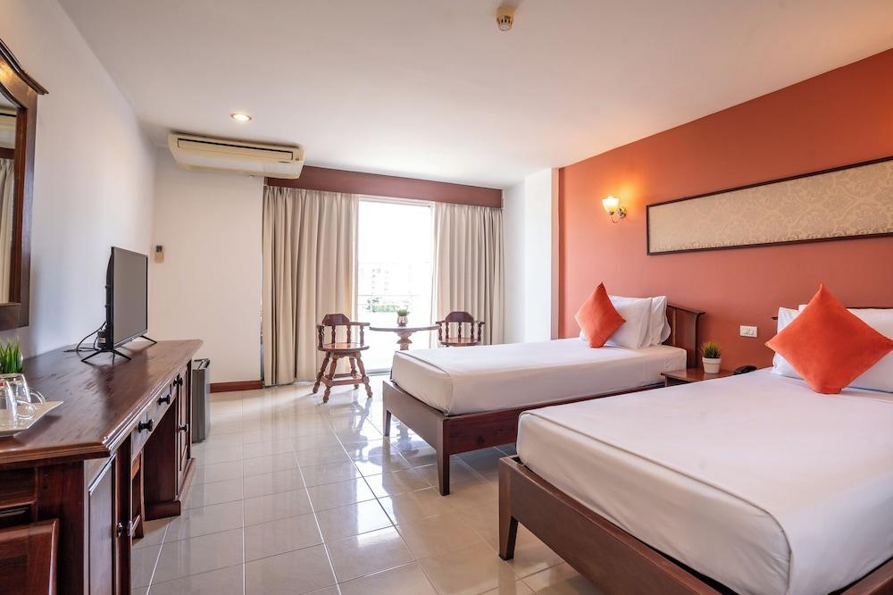 JP Villa Hotel Pattaya Room Type - Superior Twin Room With City View