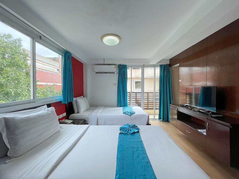 Arawana Express Chinatown Room Type - Deluxe Twin with Balcony