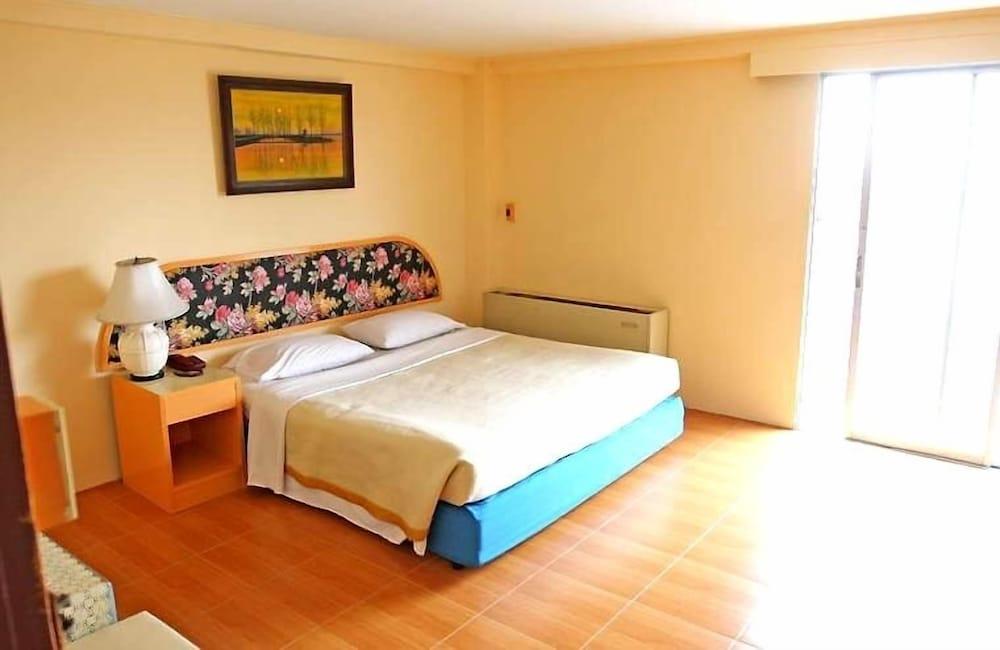Queen Pattaya Hotel - Tap to explore photos