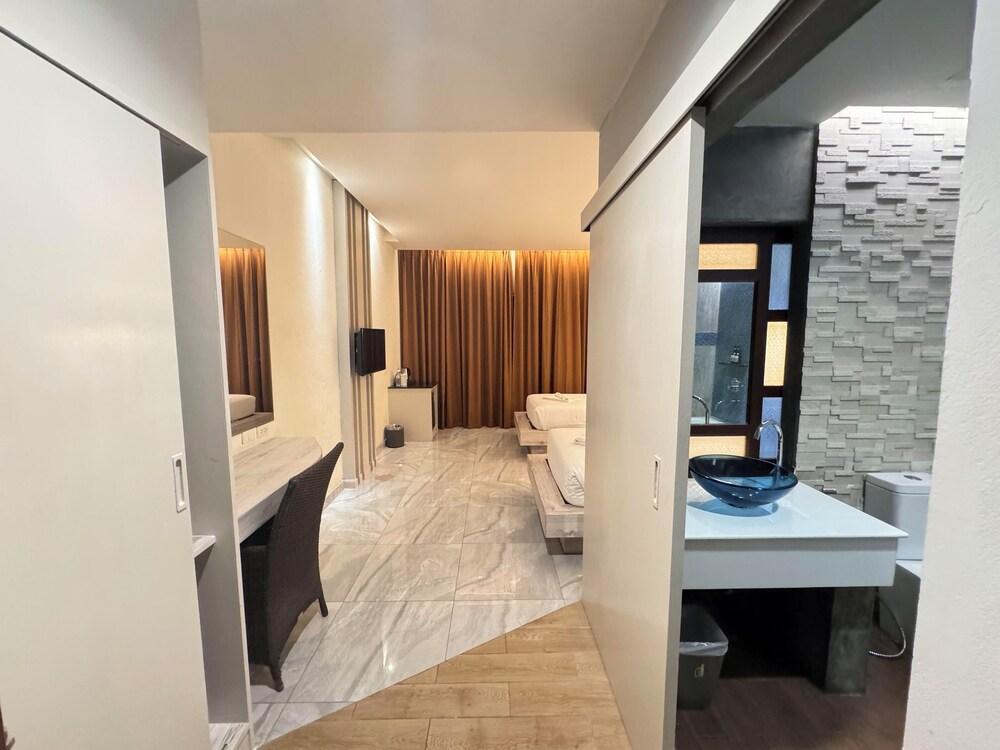 De Coze Hotel  Room Type - Twin Beds with Bathtub