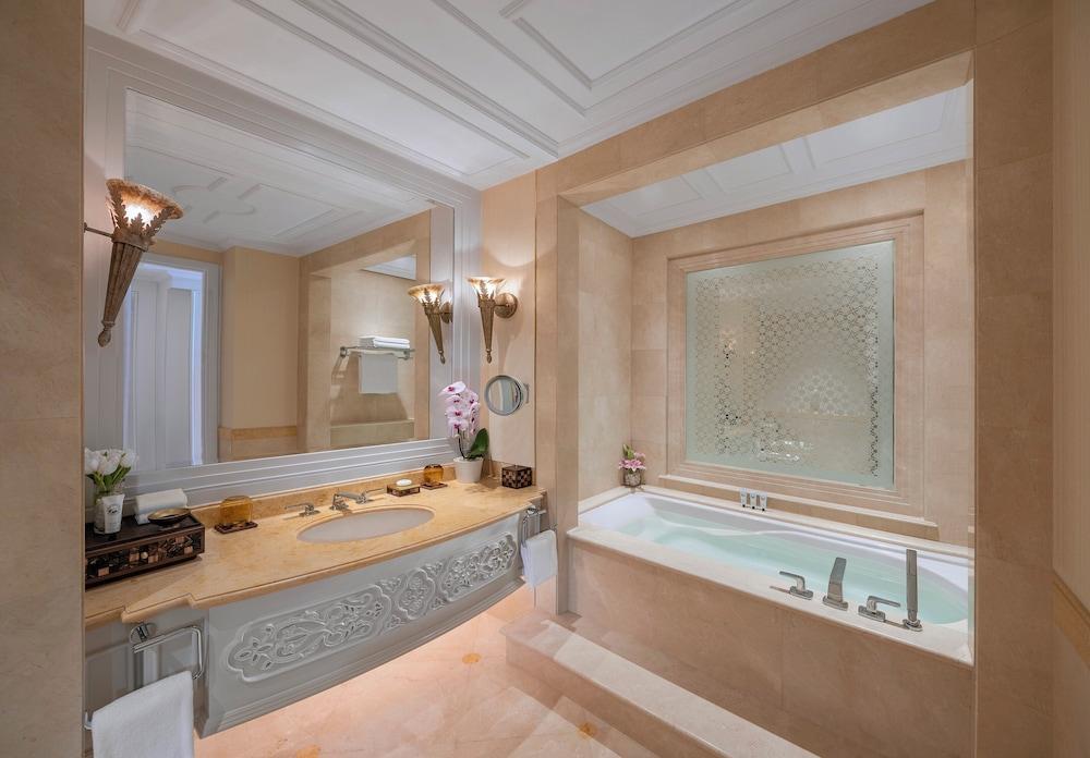 Emirates Palace Mandarin Oriental, Abu Dhabi Room Type - Deluxe Room, 2 Twin Beds, City View