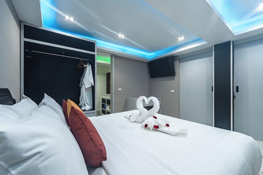 Karon Sea Sands Resort Room Type - Seaview 3 bedrooms Apartment, Ocean Front Elevator