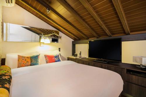 The Daulat by Hotel Calmo - Tap to explore photos