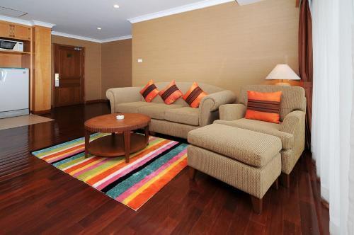 Admiral Suites Bangkok - Tap to explore photos