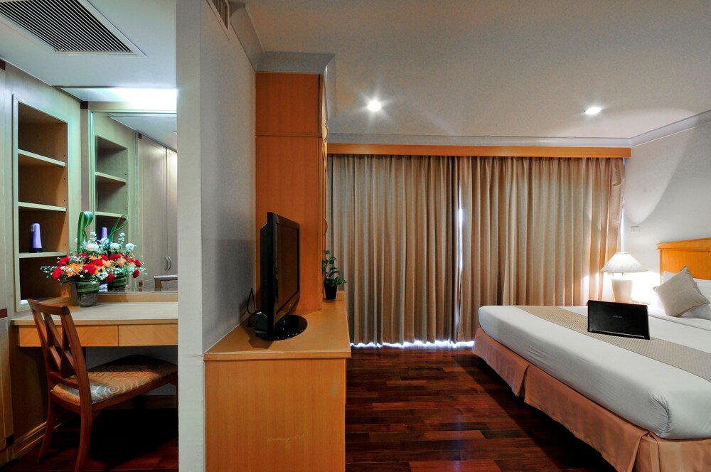 Admiral Suites Bangkok - Tap to explore photos