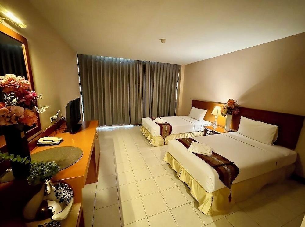 Crown Pattaya Beach Hotel Room Type - Superior Twin Room Crown Pattaya Beach Hotel Room Type - Superior Twin Room