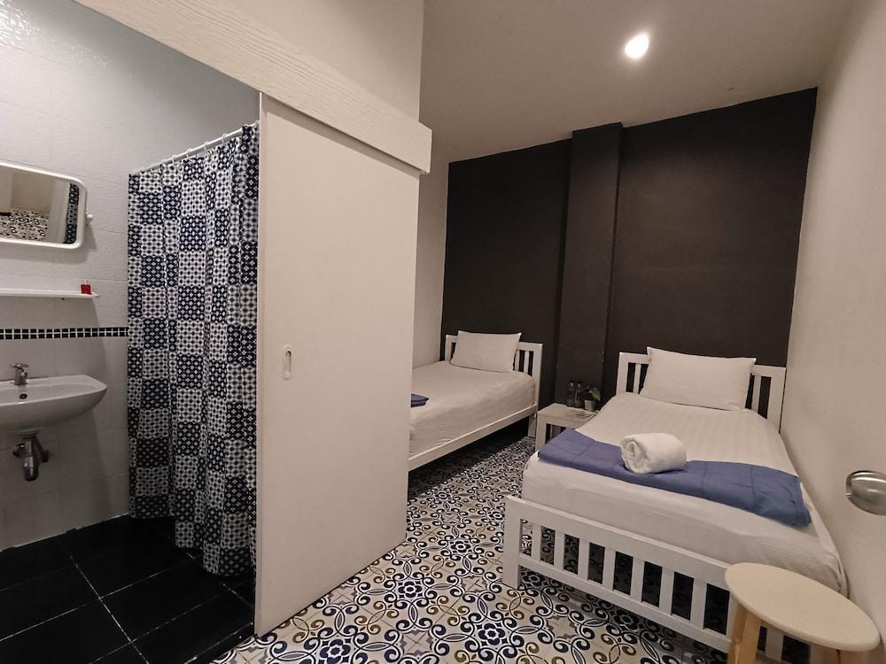 Chino Town at Yaowarat Phuket Room Type - Basic Twin Room