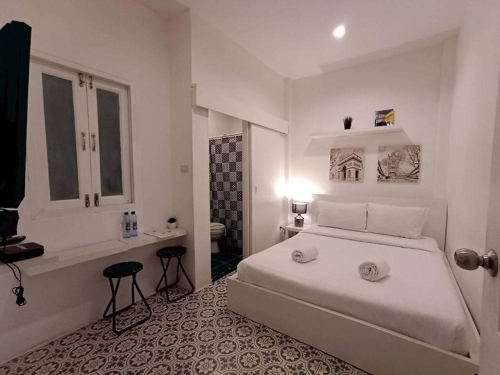 Chino Town at Yaowarat Phuket Room Type - Standard Double Room