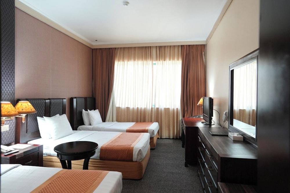 Knight Armour Hotel Room Type - Deluxe Triple Room