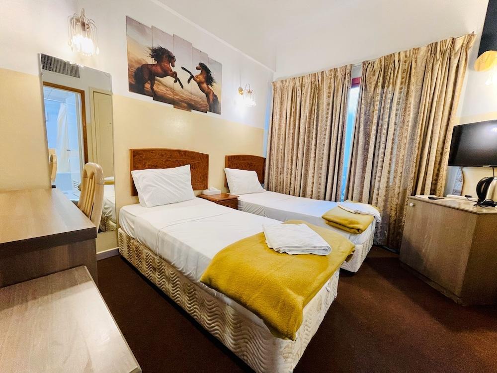 Queen's Hotel Room Type - Standard Twin Room
