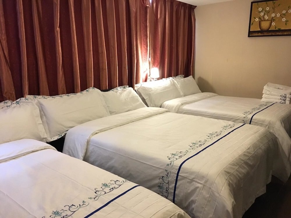 California hotel Room Type - FAMILY 3 X DOUBLE BED