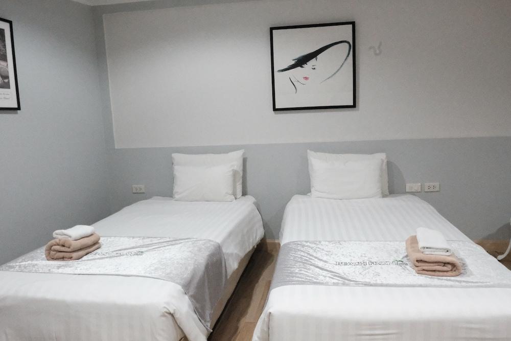 The Beach Front Resort Pattaya Room Type - Standard Twin Room