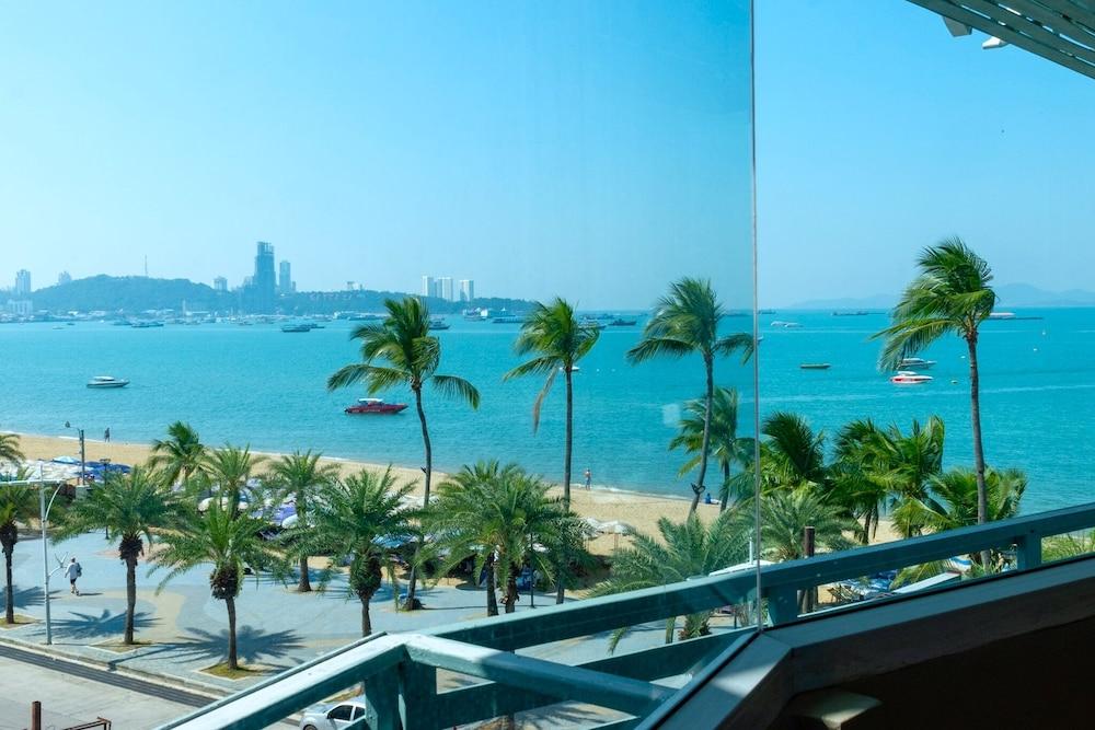 The Beach Front Resort Pattaya Room Type - Family Suite Sea View