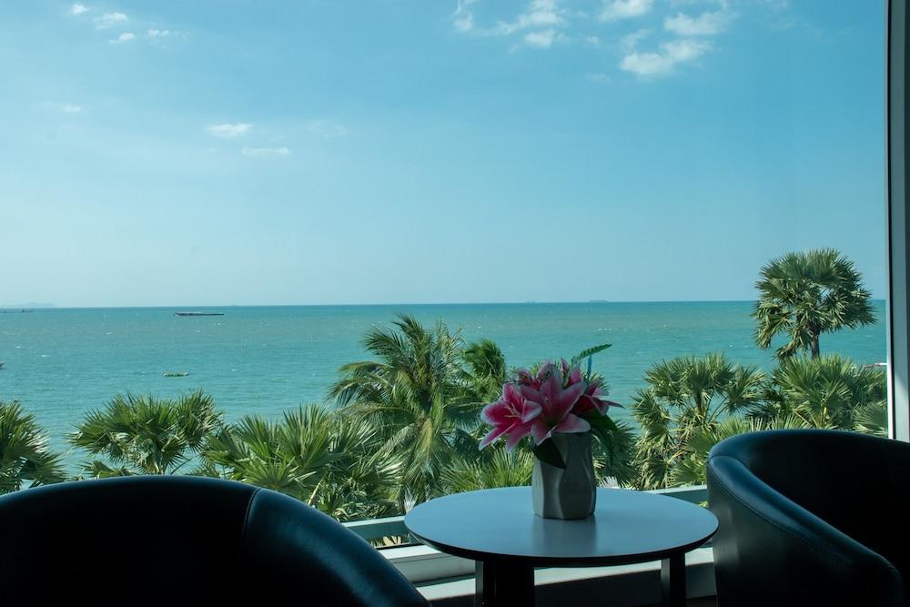 The Beach Front Resort Pattaya Room Type - Executive Suite, Sea View