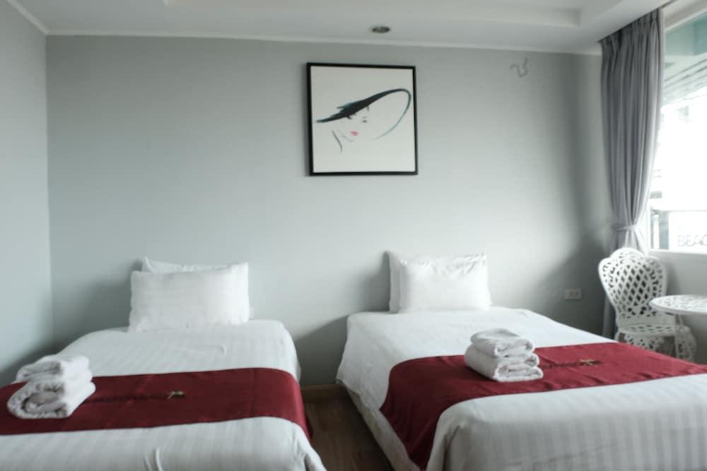 The Beach Front Resort Pattaya Room Type - Deluxe Twin Room