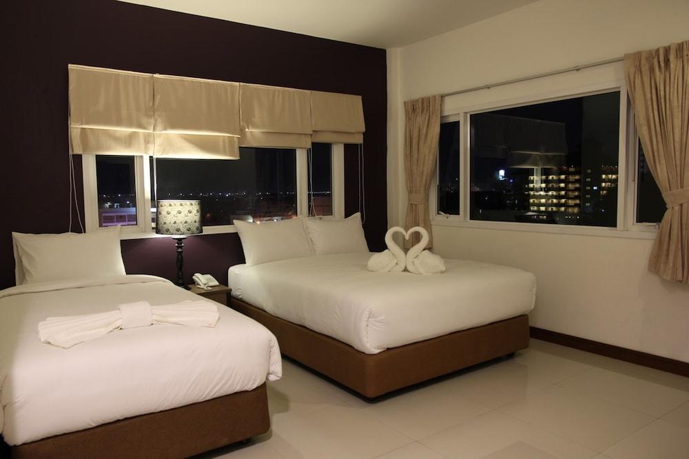 Wiz Hotel Room Type - Deluxe Room