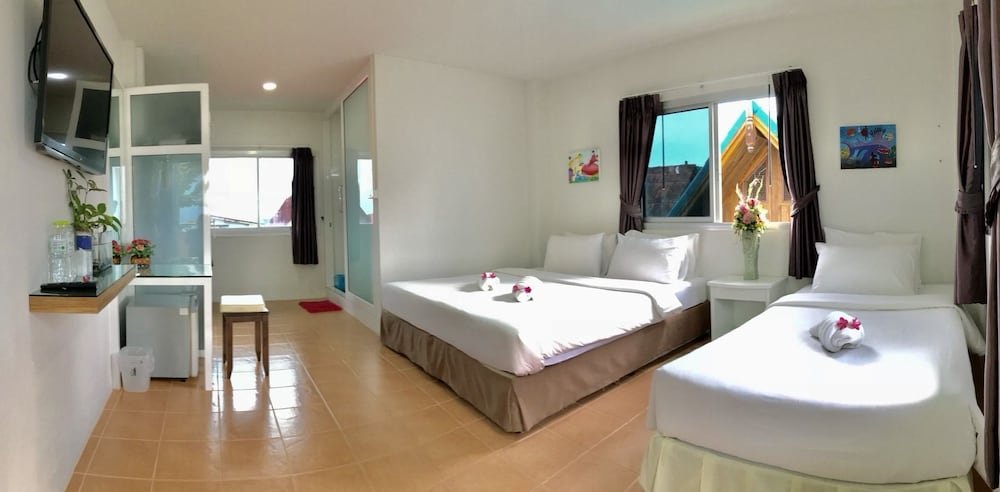 J Holiday Inn Room Type - Family Double Room
