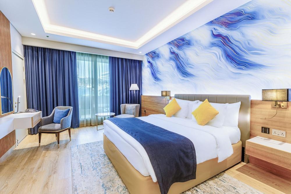  Movenpick Grand Al Bustan Room Type - Deluxe Room with 1 King Bed
