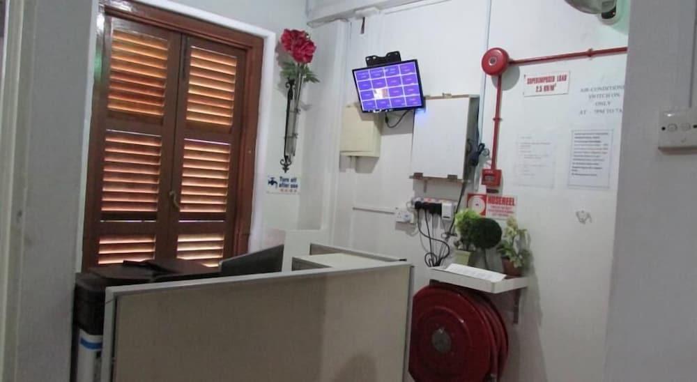 MKS Backpackers Hostel - Dalhousie Lane - Tap to explore photos