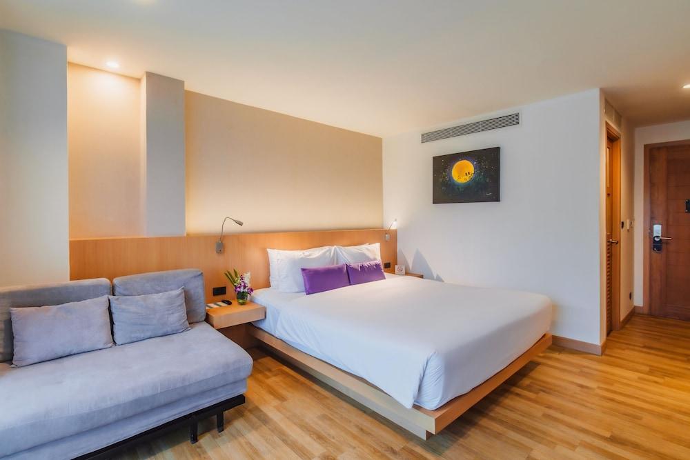 The Lunar Patong Room Type - Deluxe king With Balcony