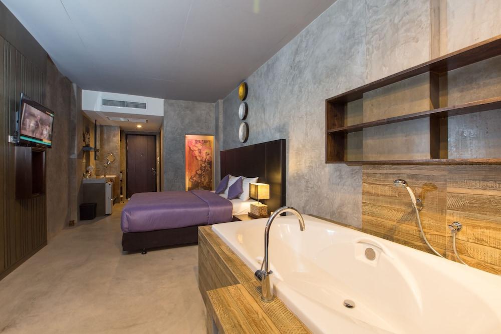 Patong Signature Boutique Hotel Room Type - Superior king Room with partial sea view