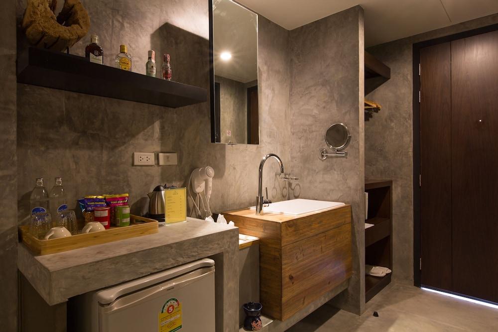 Patong Signature Boutique Hotel Room Type - Deluxe Triple Studio with Sea View and Spa Bath