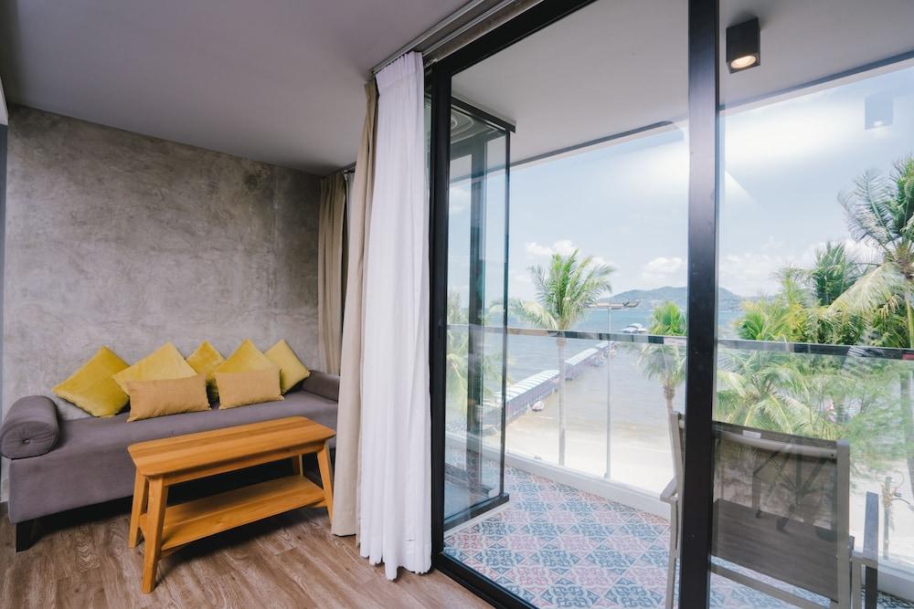 Patong Signature Boutique Hotel Room Type - Deluxe Double Studio with Sea View and Bath