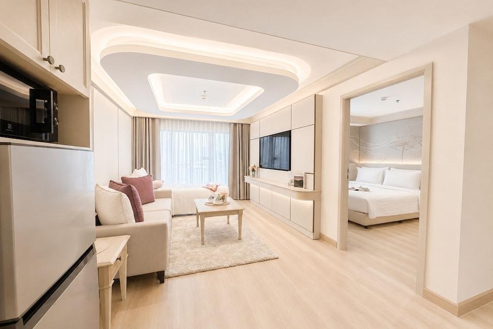 Centre Point Sukhumvit 10 Room Type - Family Suite with Balcony