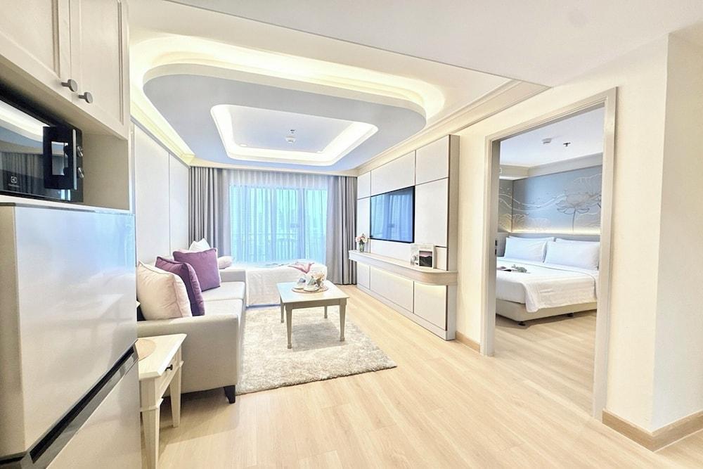 Centre Point Sukhumvit 10 Room Type - Family Suite with Balcony Centre Point Sukhumvit 10 Room Type - Family Suite with Balcony