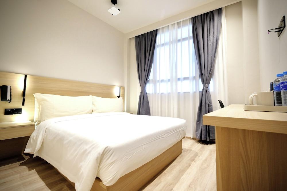 Rest Bugis Hotel Room Type - Superior Queen