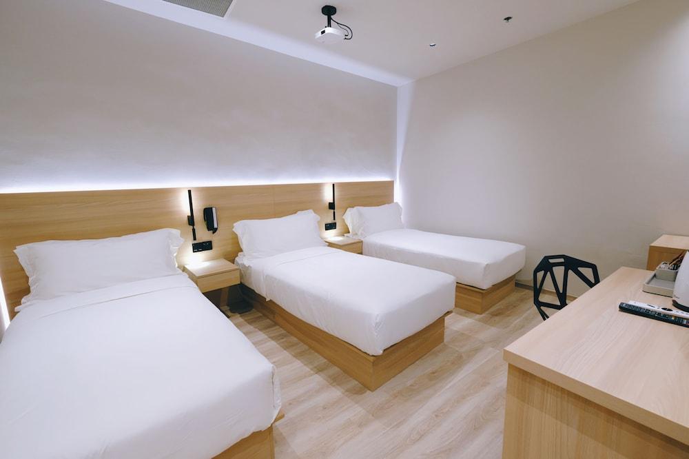 Rest Bugis Hotel Room Type - Deluxe Triple Room