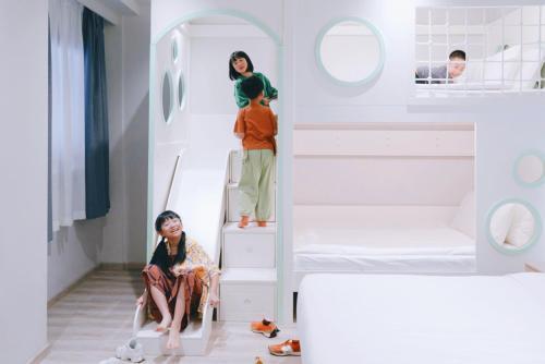 Rest Bugis Hotel Room Type - Cinematic Family Room with Slide