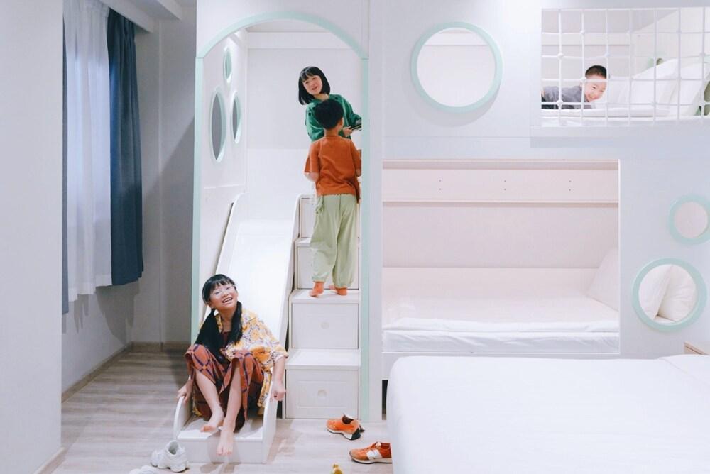 Rest Bugis Hotel Room Type - Premier Quadruple Room, Multiple Beds, Bathtub