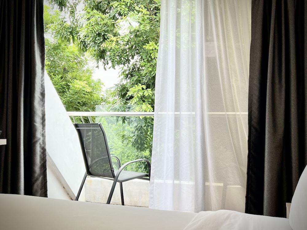 Rest Bugis Hotel Room Type - Deluxe Double Room, Balcony Rest Bugis Hotel Room Type - Deluxe Double Room, Balcony