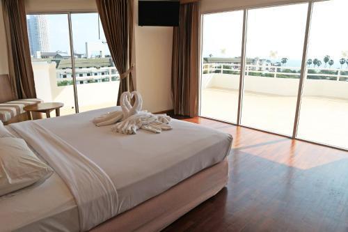 Welcome Jomtien Beach Hotel - Tap to explore photos