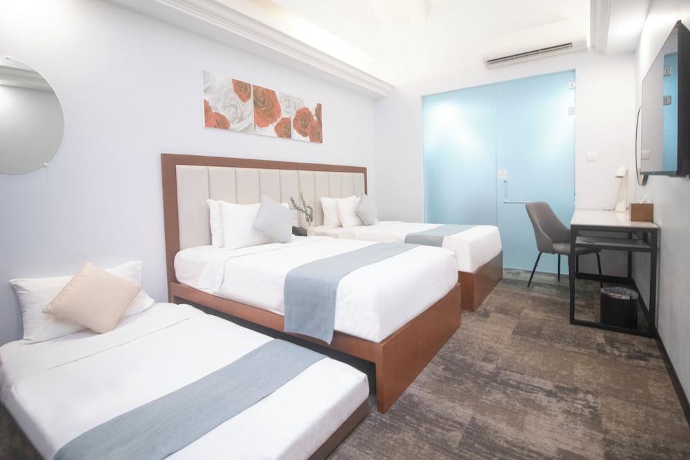 Santa Grand Hotel East Coast Room Type - Triple Room with Skylight and Bathtub