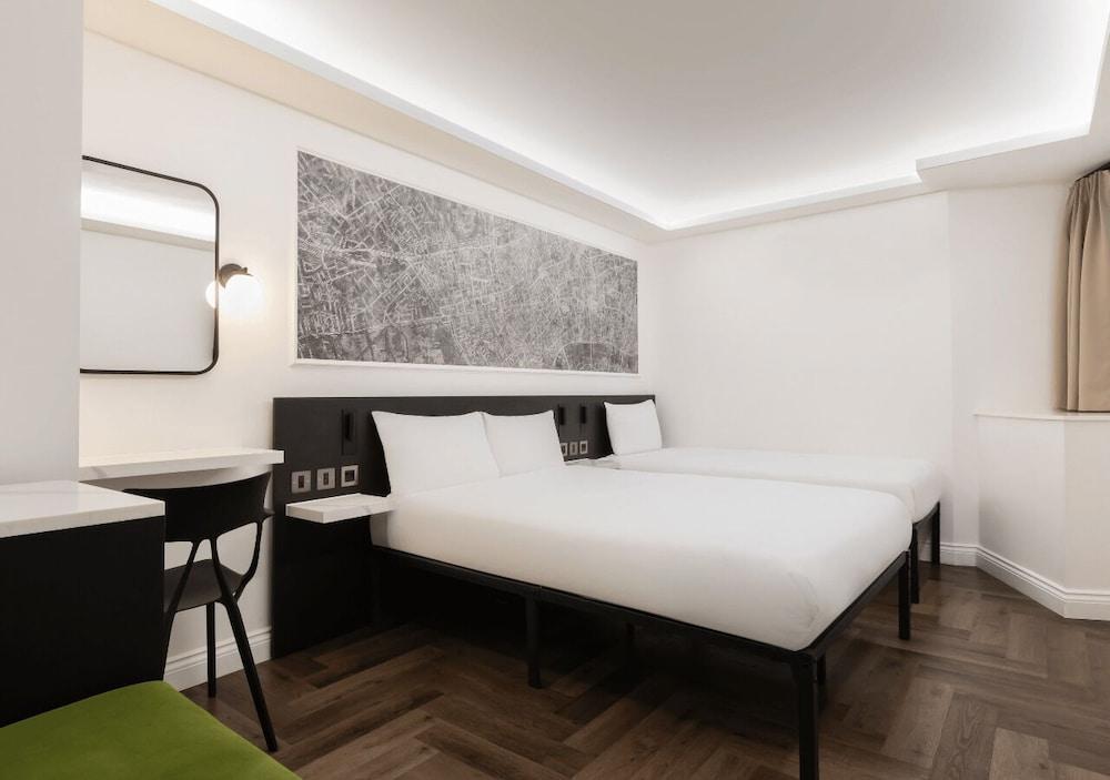 STG Hotel London Oxford Street Room Type - Signature Triple Room