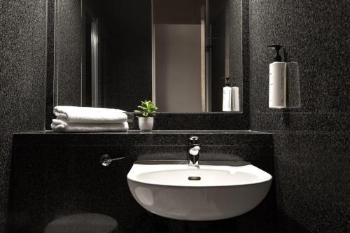 STG Hotel London Oxford Street - Tap to explore photos