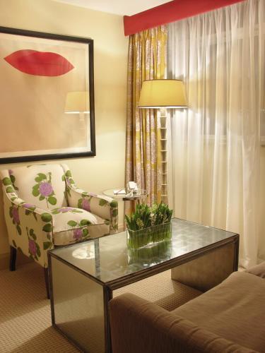 The Mandeville Hotel - Tap to explore photos