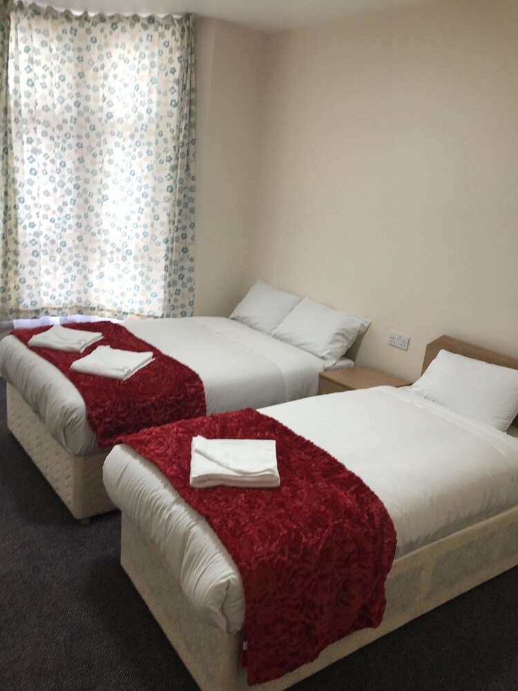 Woodlands Lodge Ilford London - Tap to explore photos
