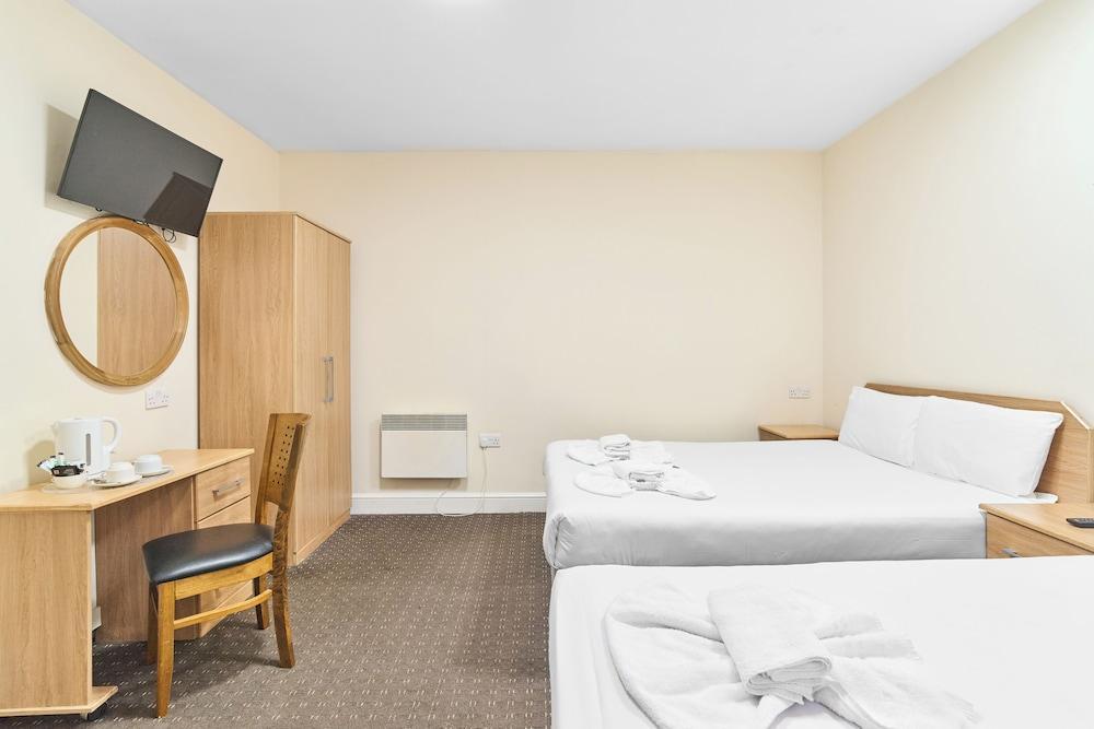Woodlands Lodge Ilford London Room Type - Quadruple Room, 2 Double Beds, Ensuite