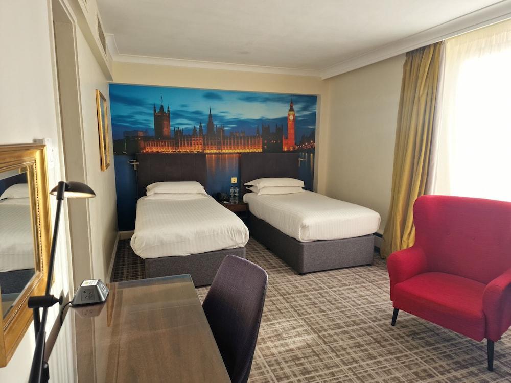 Millennium Hotel and Conference Centre Gloucester London Room Type - Club Twin Room