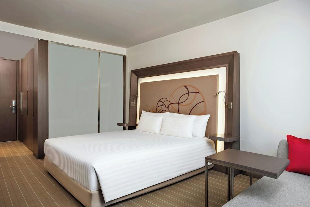 Four Points by Sheraton Bangkok Ploenchit - Tap to explore photos