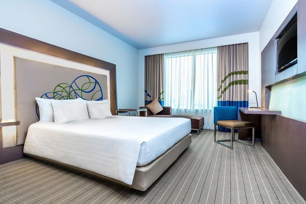 Four Points by Sheraton Bangkok Ploenchit Room Type - Deluxe Room, 1 King Bed (View)