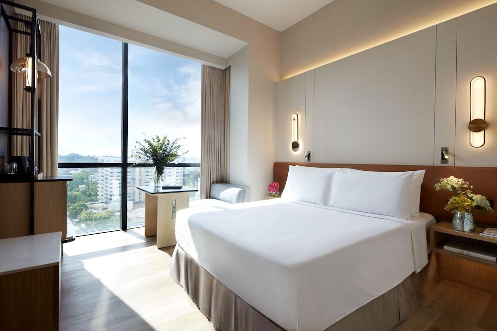 Momentus Hotel Alexandra Room Type - Premier Queen Room